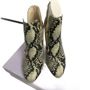 ‎NWB Madden Girl Ravin sneak print booties